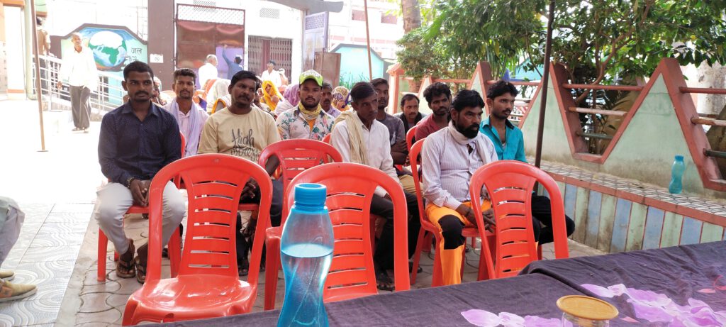 In Nagar Panchayat Kulpahar, sanitation workers were honored by the forum